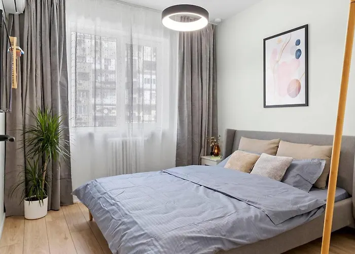 Whisper - Old Town * בוקרשט